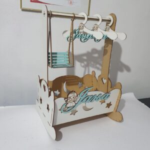 Caja Decorativa para Bebé con Columpio y Perchero – Diseño Exclusivo para Corte Láser