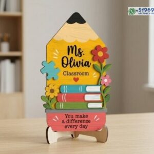 Placa personalizada para maestra en forma de lápiz – Archivo vectorial decorativo de sobremesa
