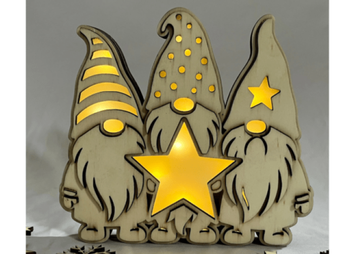 3 gnomos navideños agarrando estrella1