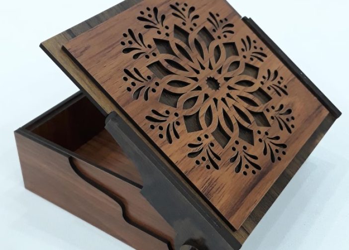 Caja de regalo cortada con laser en 2 tamaños