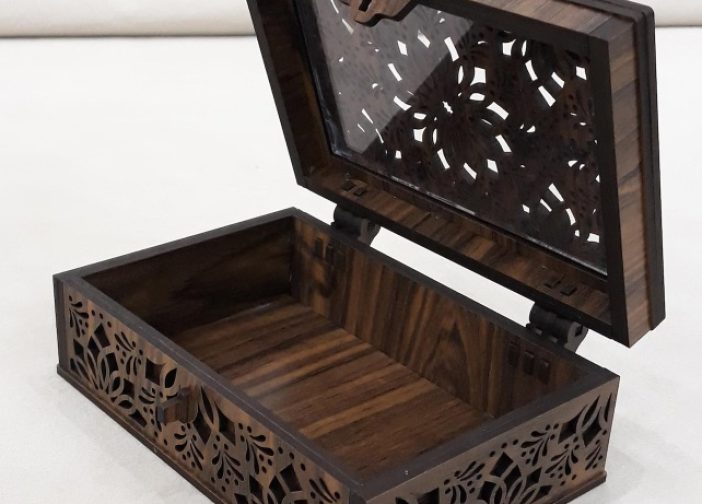 Caja de regalo de madera con tapa abatible