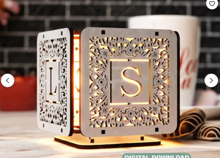 Candelabro con forma de cubo y monograma deco para boda