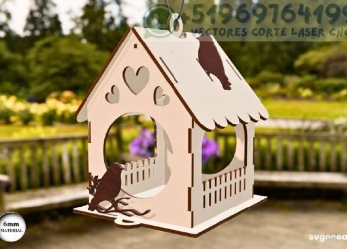 Casa de pájaros con corazones