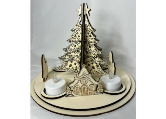 Centro navideño con velas y arbol