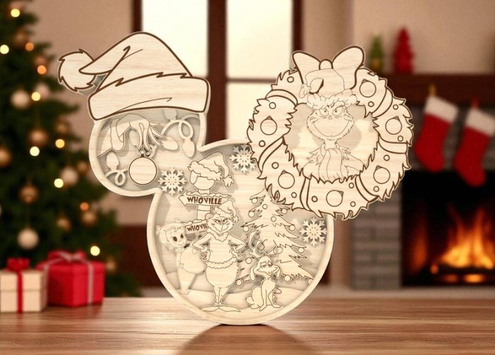 Corona navideña verde con personajes