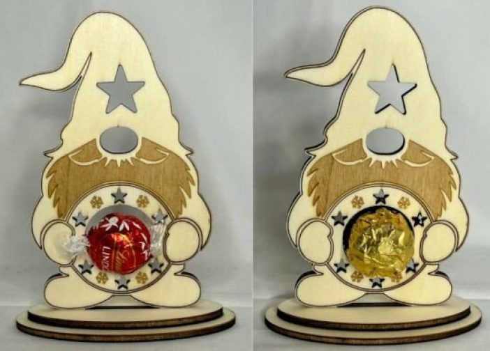 Gnomos navideños sosteniendo dulce