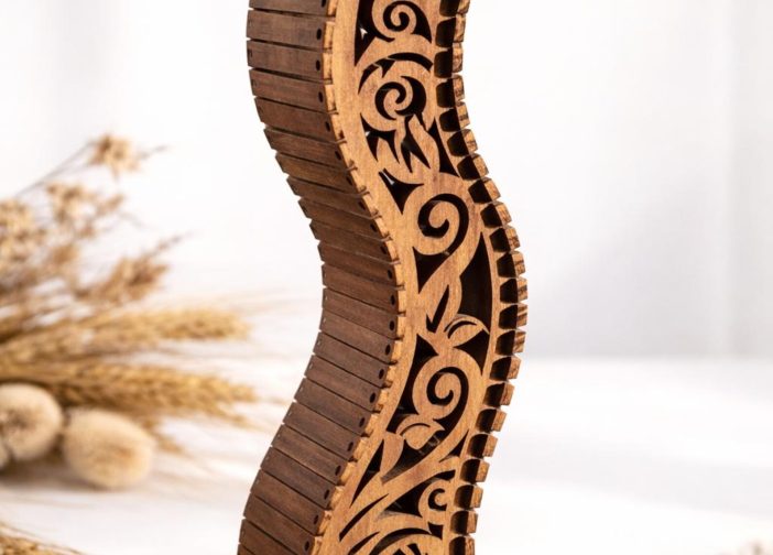 Jarron floral curvo con diseño ondulado