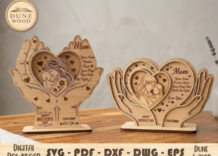 Manos sosteniendo un corazón para el Día de la Madre