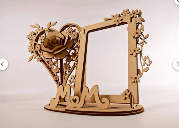 Marco de fotos floral con forma de corazon2