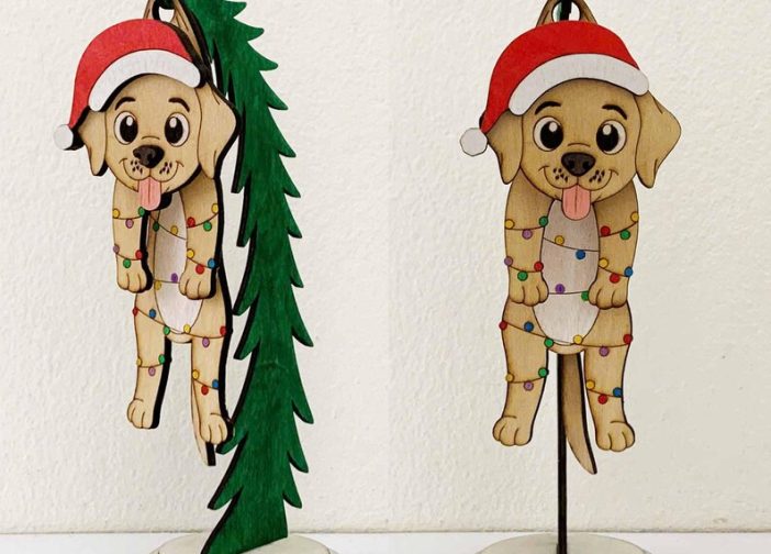 Perro colgado en arbol de navidad