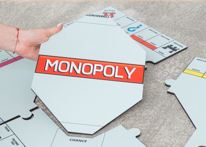 Tablero de juego de Monopolio con caja