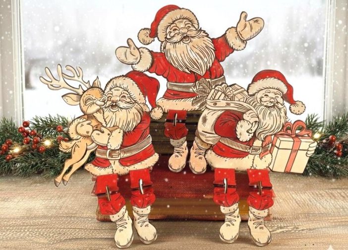 Tres papa noeles felices con piernas articuladas